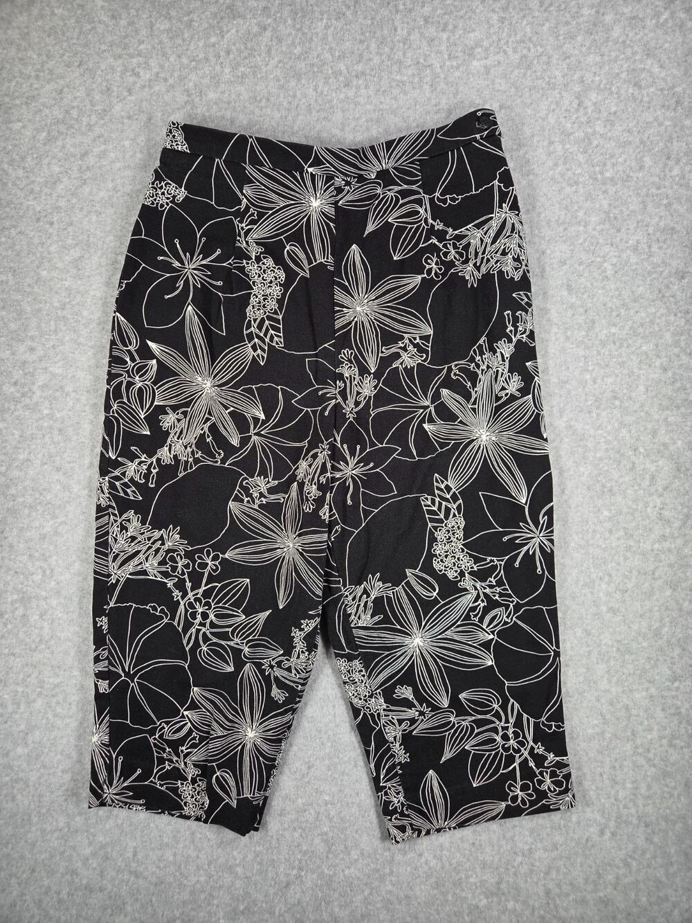 Briggs Vintage High Rise Black White Hibiscus Floral Capri Crop Pants 10